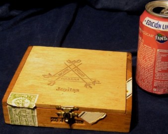 CAJA PUROS 25 JOYITAS 001